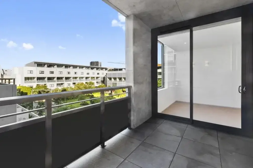 Modern Courtyard Facing Apartment With Study In Great Covnenience - One A