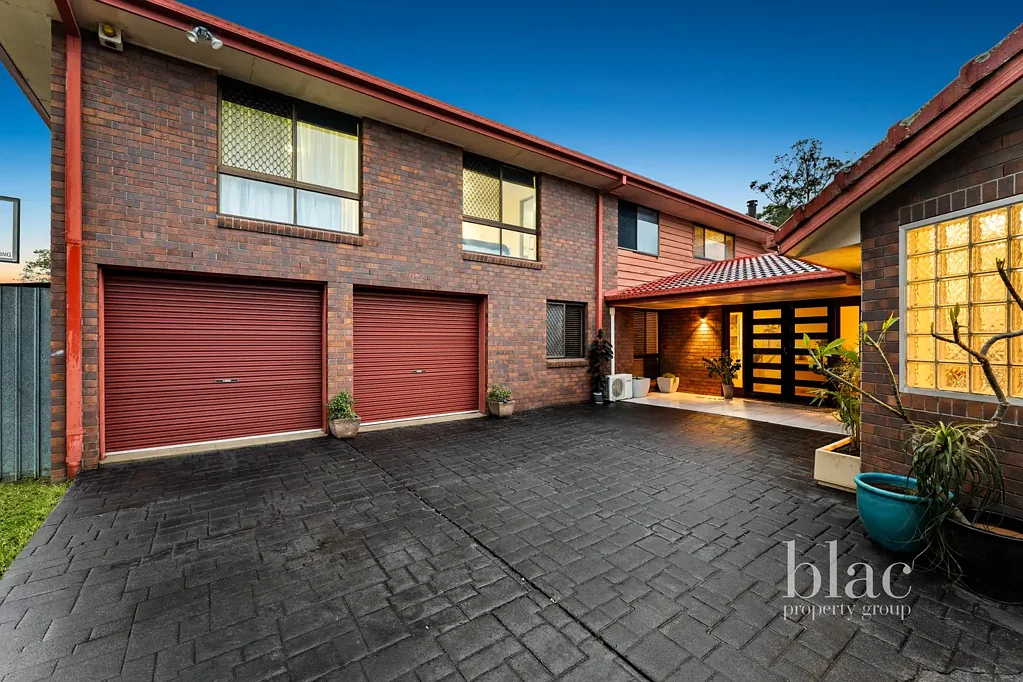 Petrie 5कमरा Elevated Family Living with Raked Ceilings, Pool & Space to Entertain
