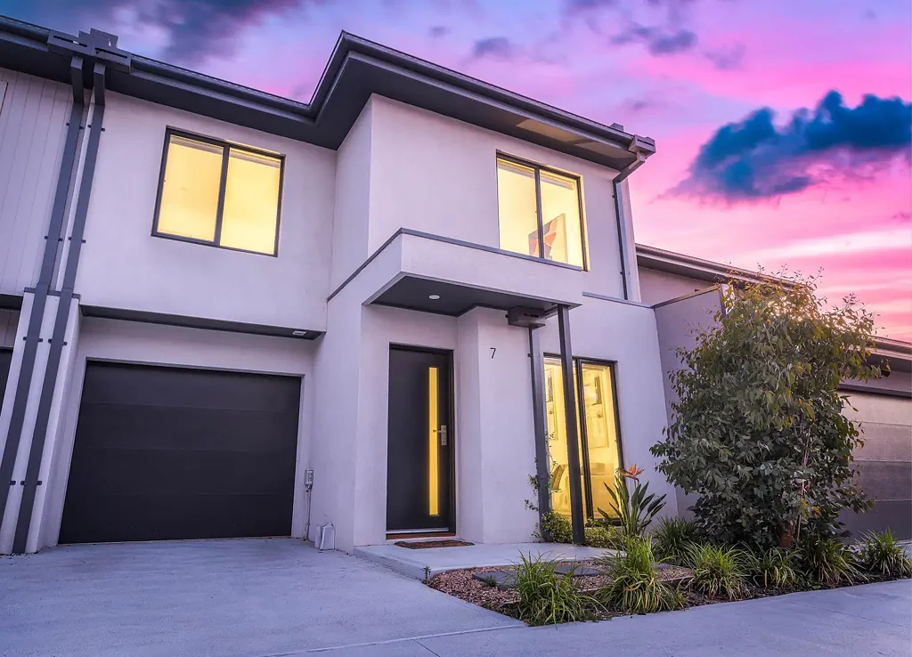 Laverton 3房 中心地带联排别墅 三卧两卫带车库 现代厨房不锈钢电器 低维护庭院 步行至火车站 学校近便 商店餐厅环绕 Modern Comfort, Prime Location!