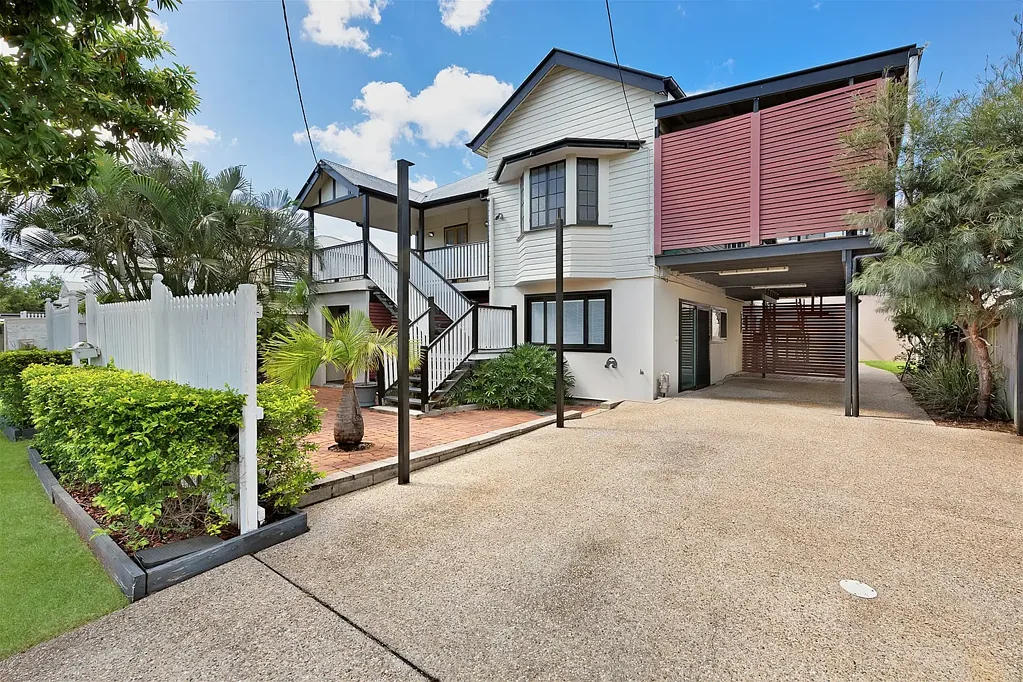 Clayfield 5房 Clayfield绿荫街道 双层大家庭设计 现代厨房多套 私人卧室带套间 安全纱窗平院多车位 65 Gellibrand St. Clayfield Q4011, 1 house, 2 kitchen, 5 bed, 7 AC, 5 bath, 401m2