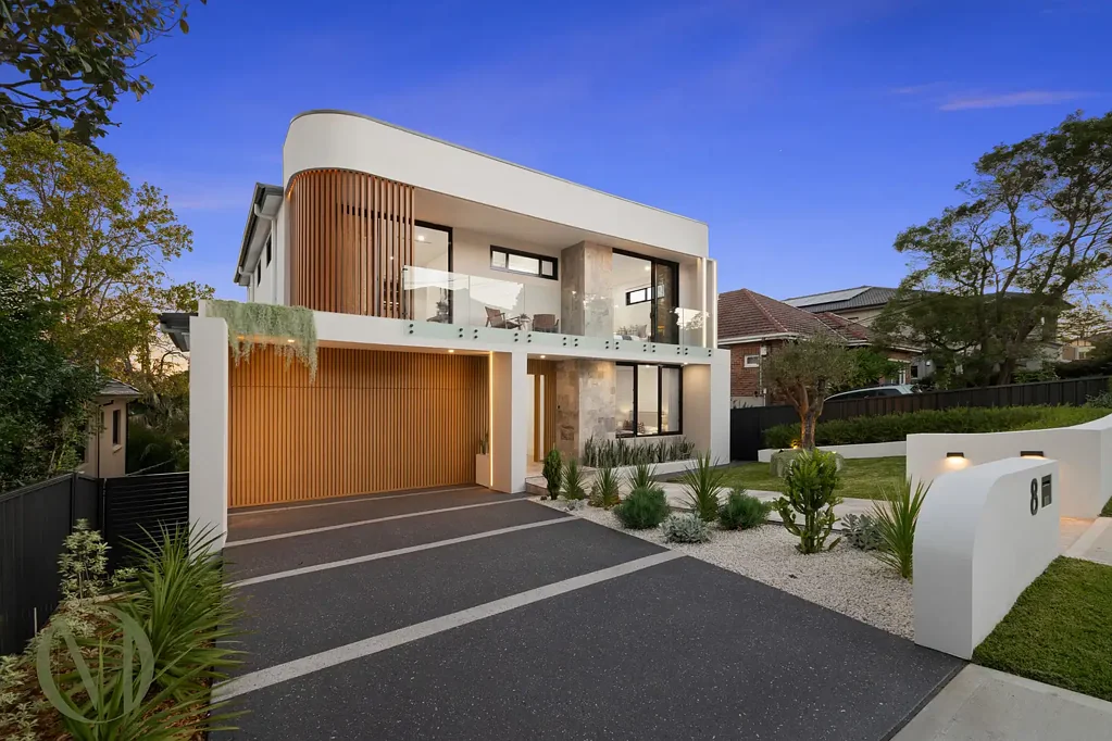 West Ryde 6房 West Ryde宁静住宅 765㎡阔地 六卧多区 度假风户外 泳池娱乐 双车库 Your New Place Awaits
