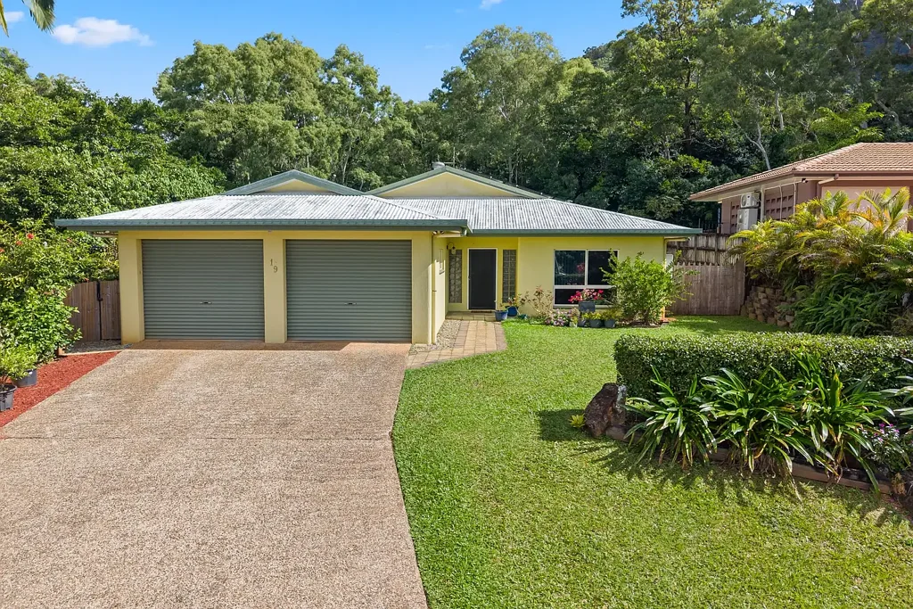 Mount Sheridan 4房  Private Poolside Living with a Bushland Backdrop
