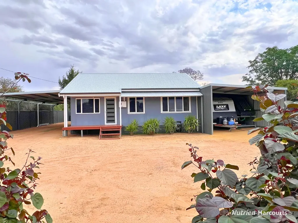 83 Kitchener Road, Merredin, WA 6415
