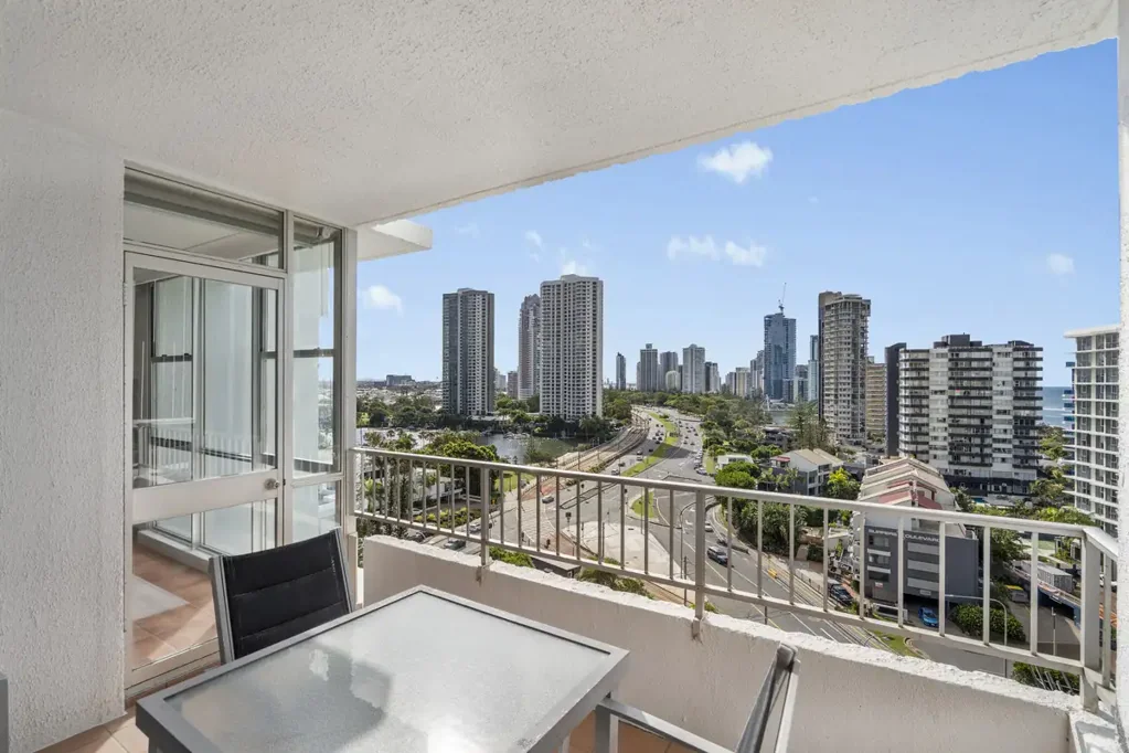Surfers Paradise 1غرفة نوم Calling All Entry Level First Home Buyers! MUST SELL! - Massive North Facing 1 Bed Gold Coast Apartment Right on GC500 Track!
