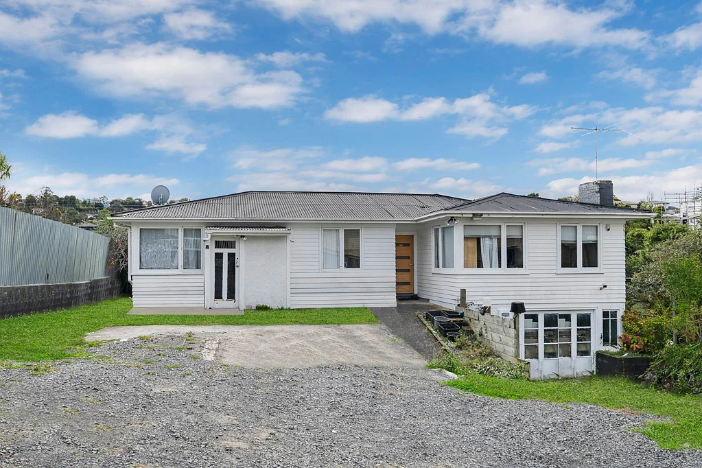 Blockhouse Bay 3chambre 1960s Bones. 2026s Potential. One Smart Buy.