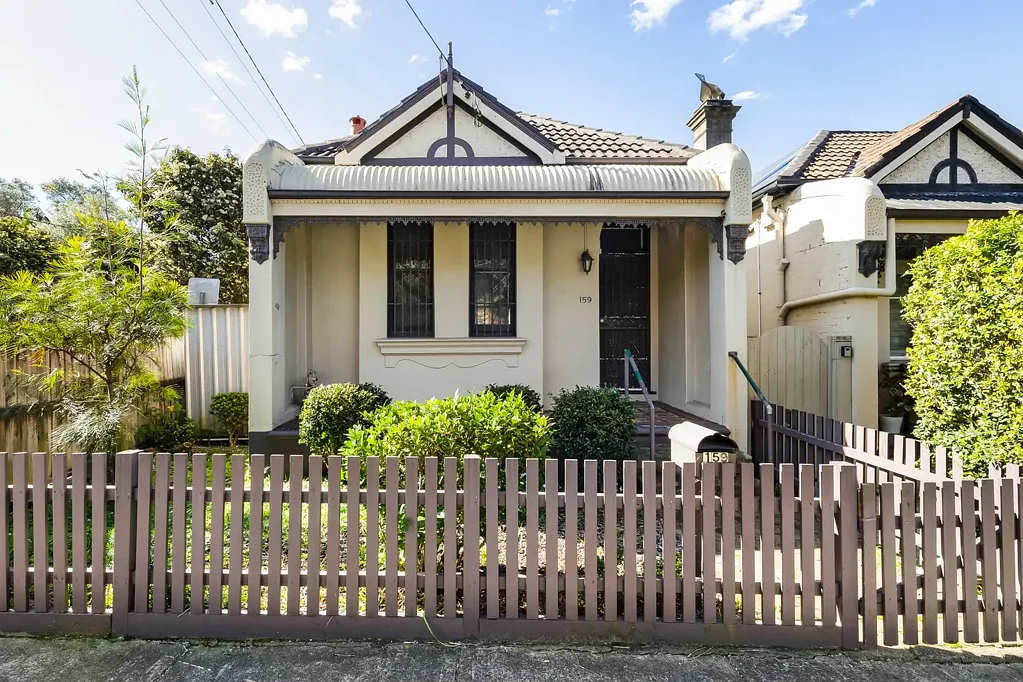 Marrickville 2 Slaapkamer Freestanding Federation on enviable corner block