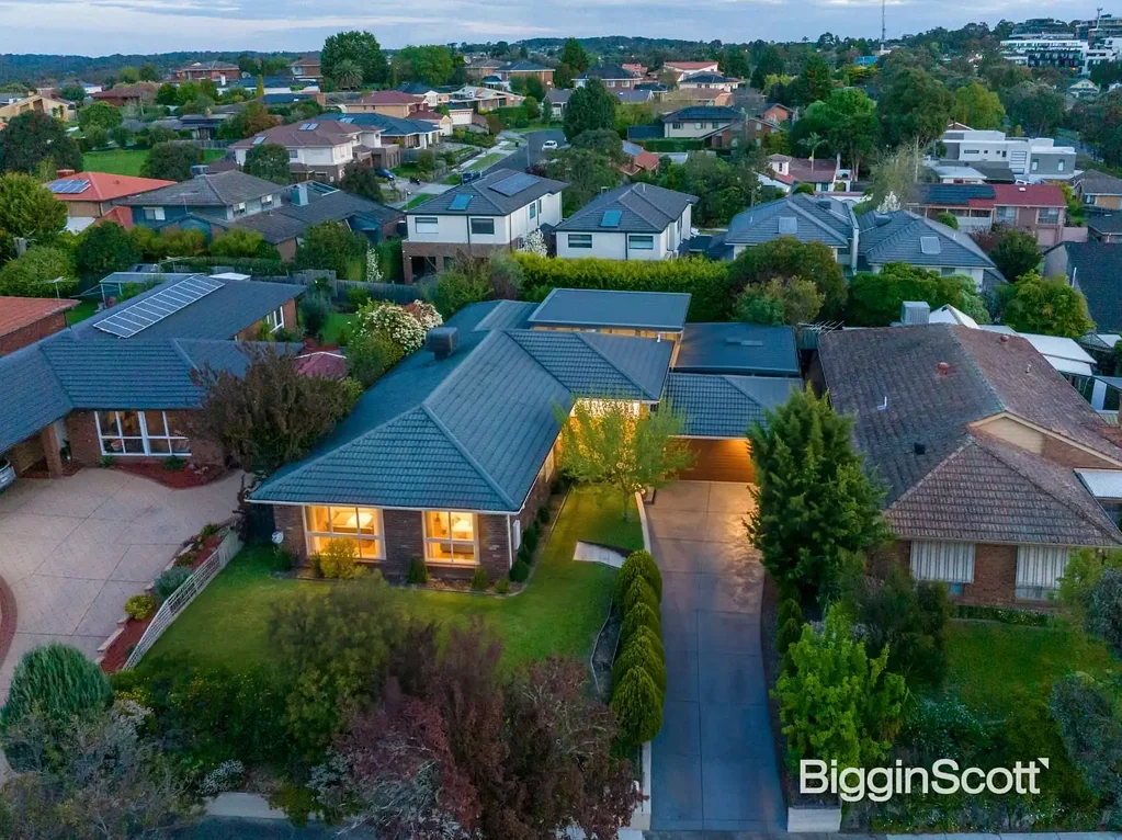 Doncaster East 5Kwarto Versatile Family Living with a Separate Rear Studio