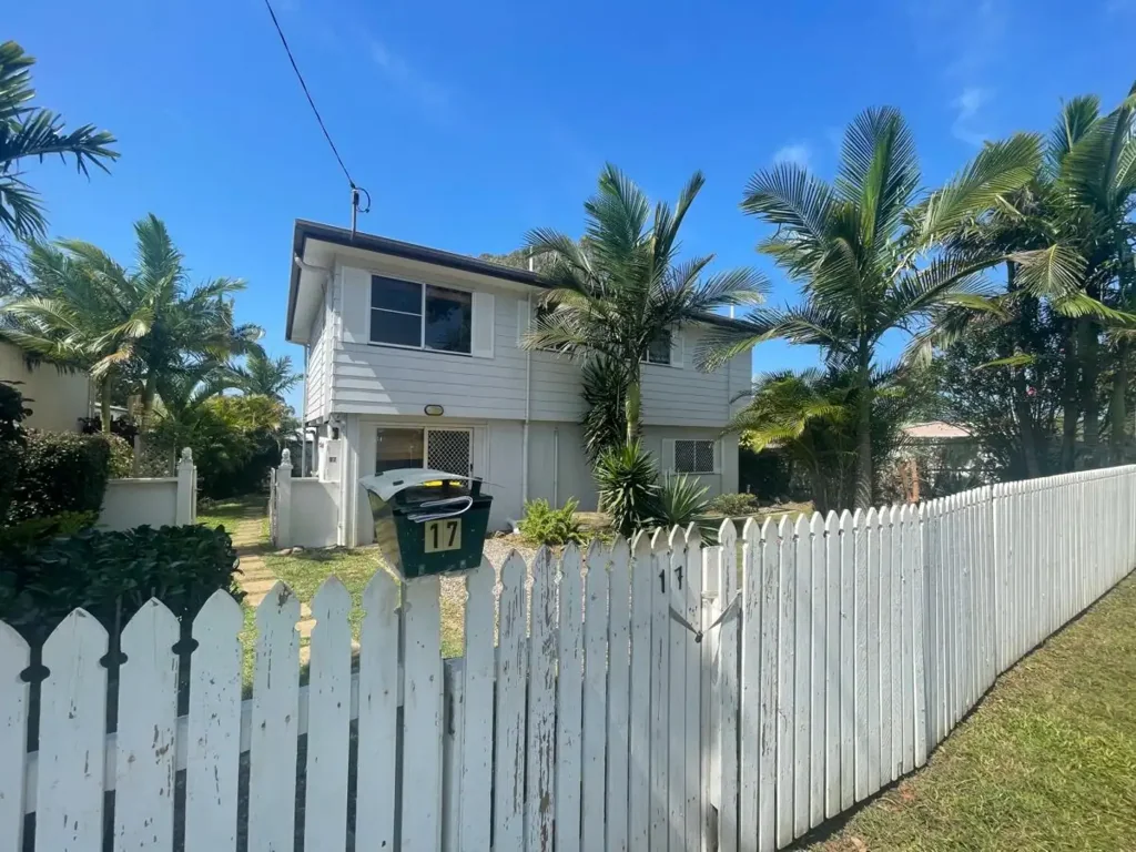 Bespoke 3 or 4 Bedroom Home, 2 Living Areas, Large Rear Deck
