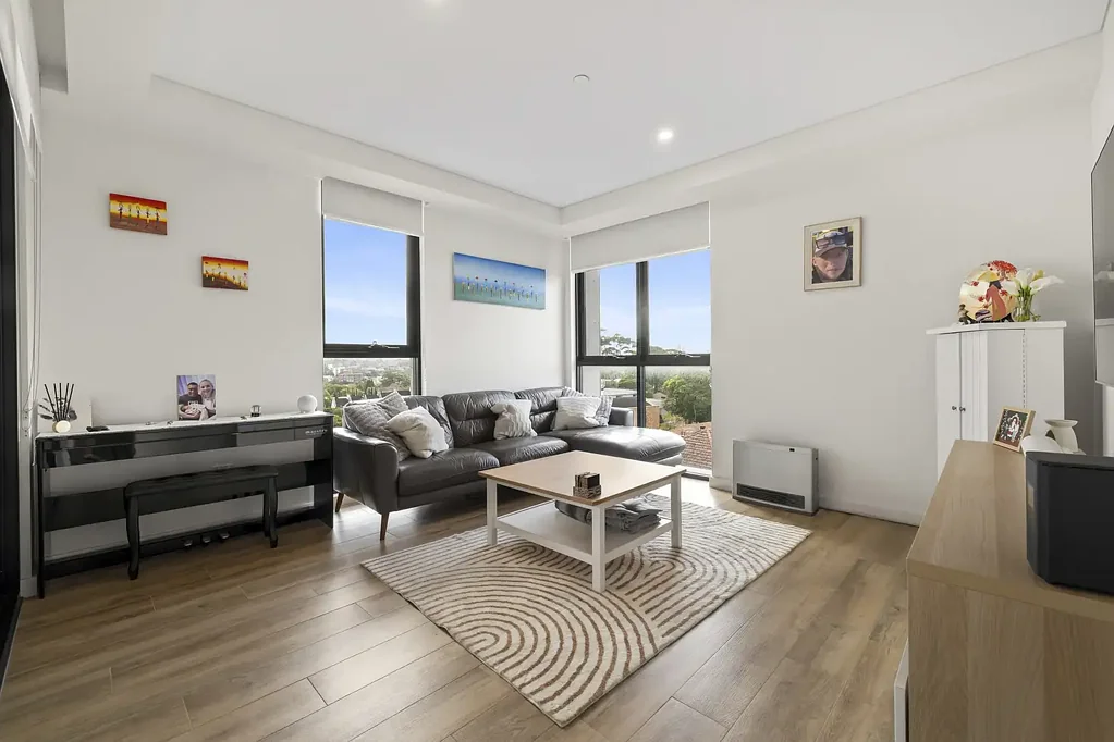 Drummoyne 2房 角落朝向 360度水景 美食厨房 石英台面 两卧带景 安全电梯 双产权车位 Immaculate apartment with Harbour Bridge views