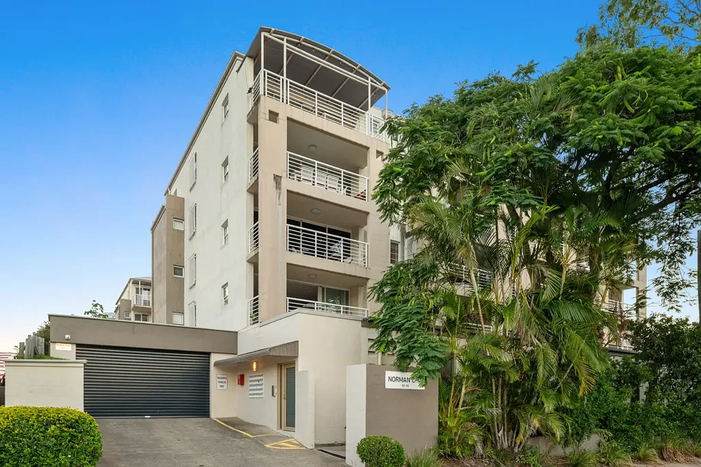 Norman Park 2ਬੈੱਡਰੂਮ City skyline views – Elevated apartment + effortless inner city living