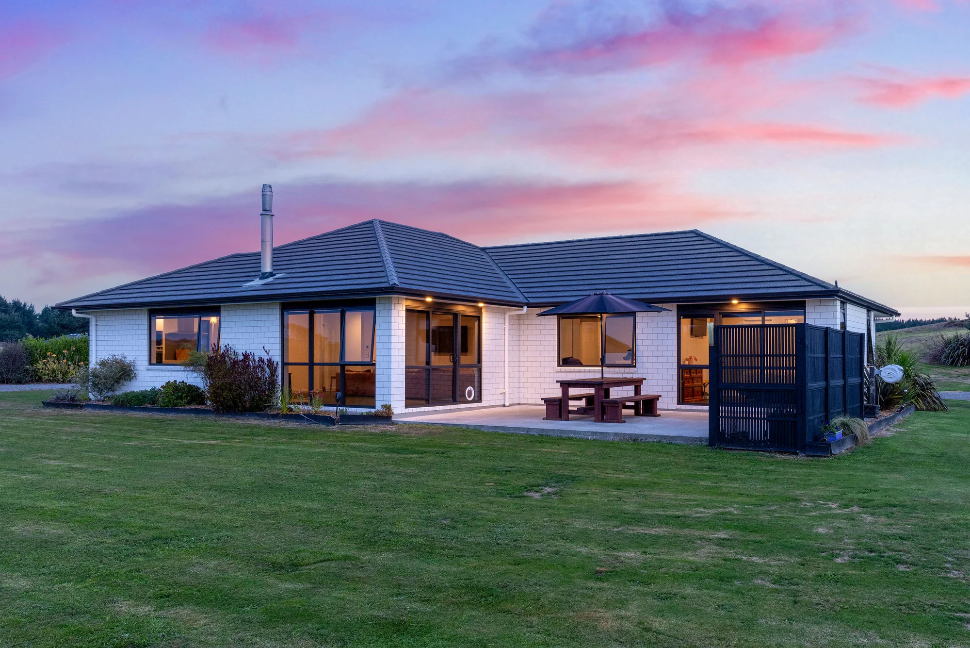 Waitarere 3ห้องนอน Close to the Coast, Built to Last