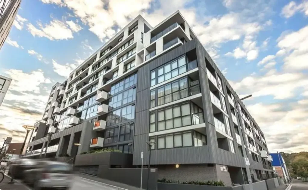 Abbotsford 1 Bedroom What a Location, Simple Life!