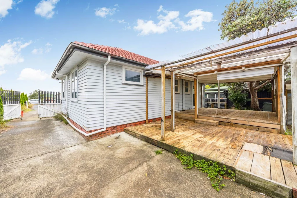 Centrally Located in Desirable New Windsor!