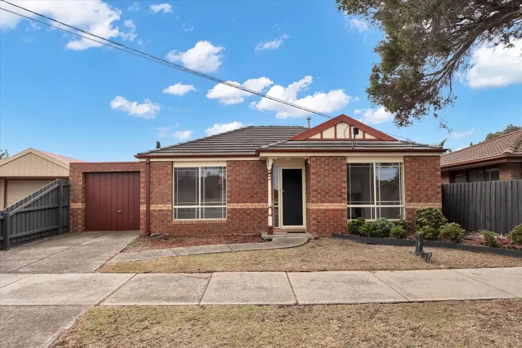 2 BEDROOM GREAT OUTDOOR SPACE