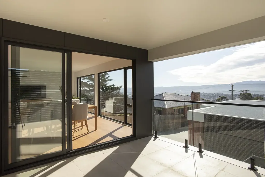 West Launceston 3બેડરૂમ Stylish, modern townhouse with views.