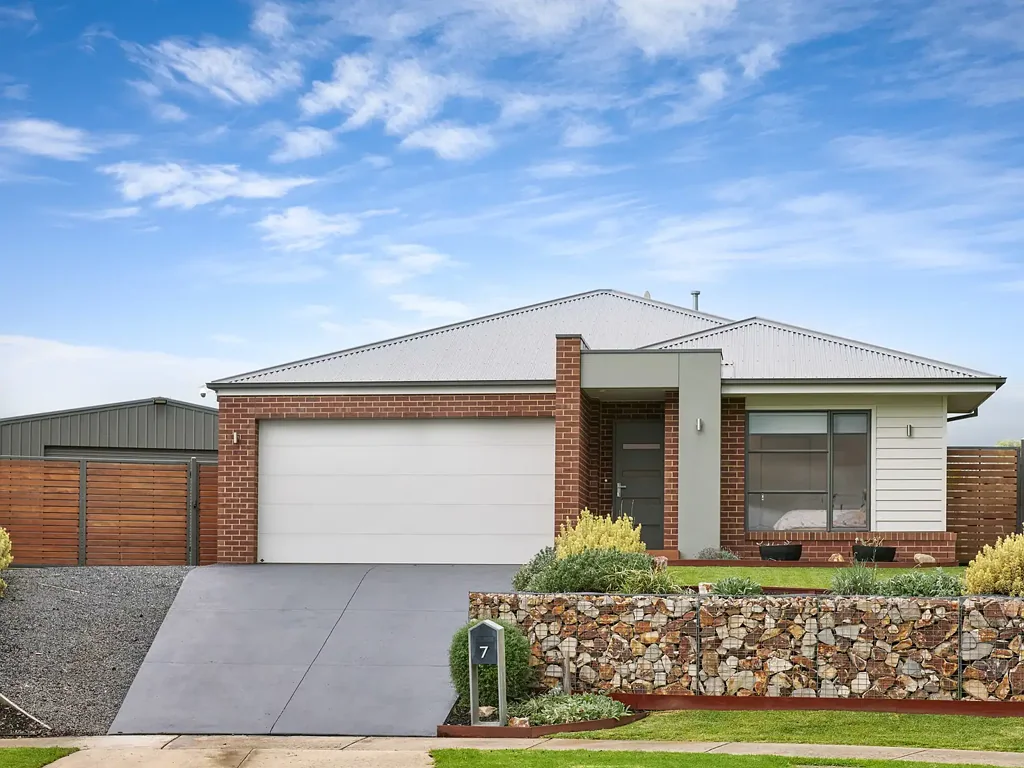 Yarragon 4房  Stylish modern family home with excellent shedding