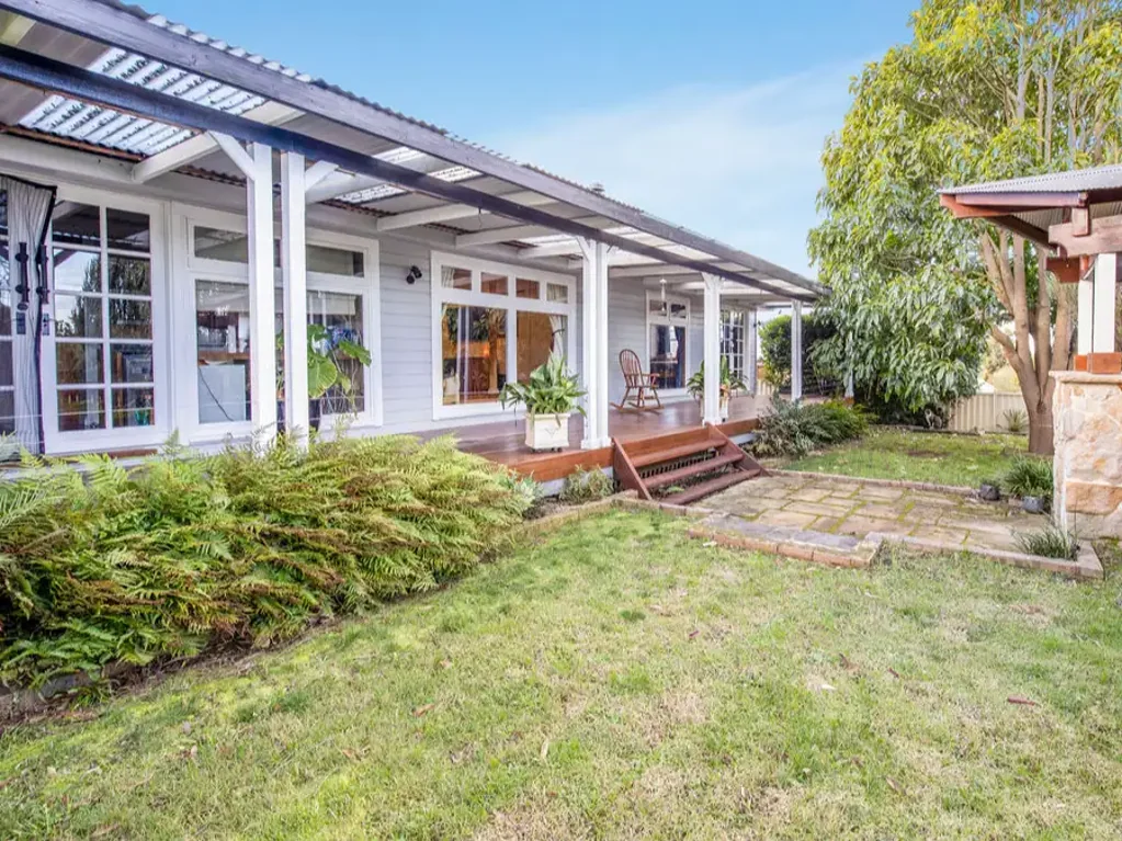 Buxton 4 Bedroom Charming Circa 1930’s 4 bedroom Cottage on large ¼ acre block.