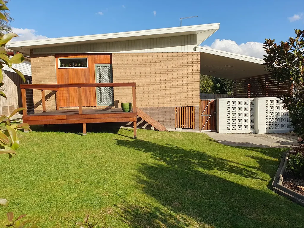 Morwell 3 Slaapkamer Solid 1960's Charm: Sunny Family Home with Character