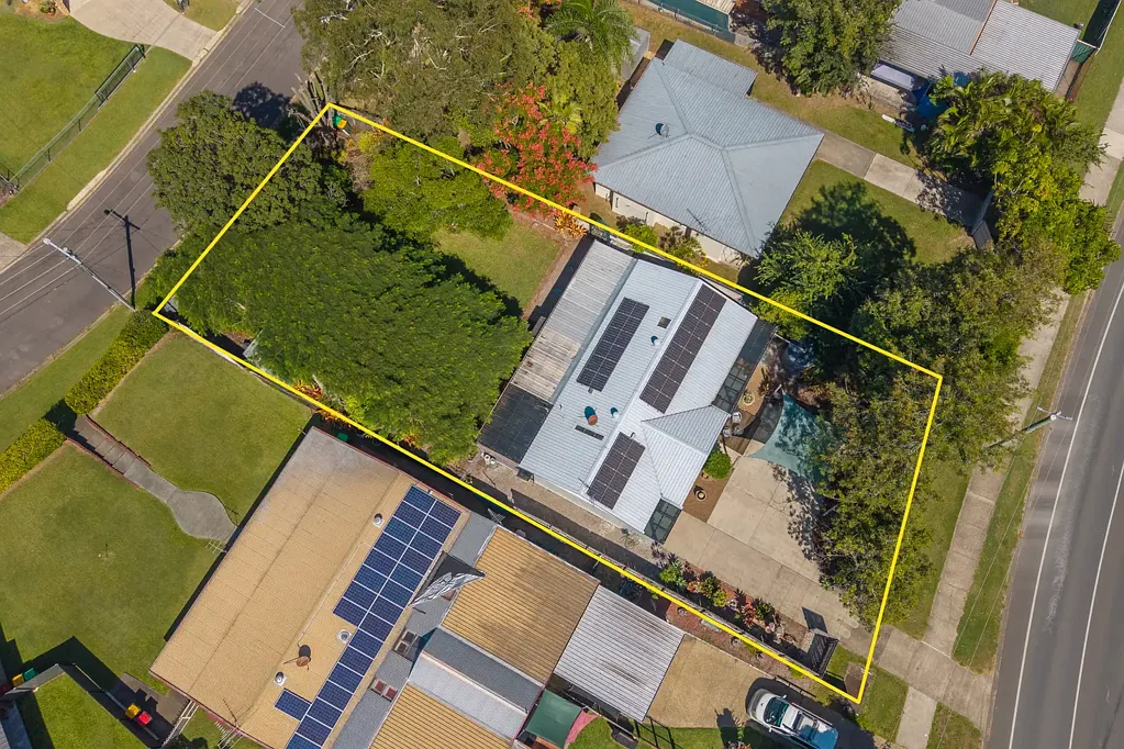 Bellmere 3房 宽敞874m²地块 低层住宅物业 现代舒适设计 宽敞户外空间 邻近学校购物中心 便利交通连接 Modern Comfort Meets Massive Potential