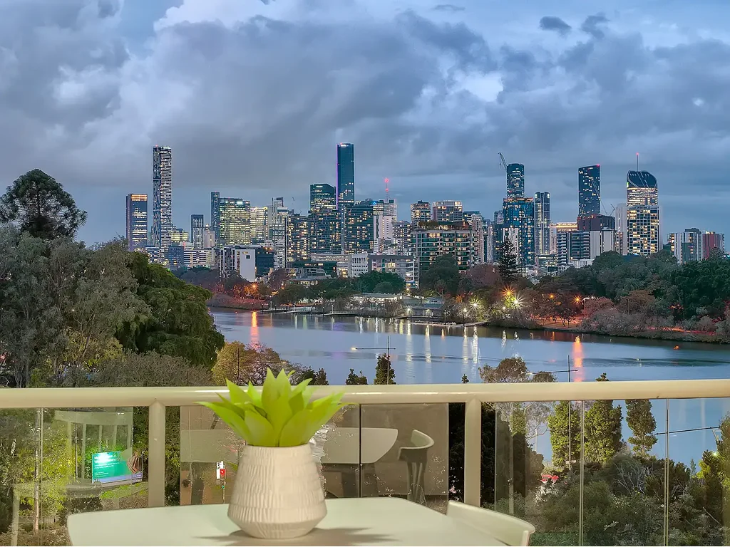 Toowong 2房 朝北视野壮丽 9楼拐角公寓 双阳台全围栏庭院 主卧带套间 停车位健身房 游泳池 现场经理 SIMPLY UNPACK, RELAX & ENJOY THE VIEW!