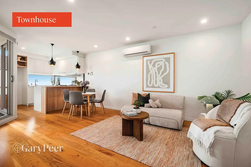 Elsternwick 2 Bedroom Townhouse-style retreat with north-facing balcony