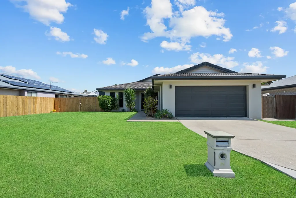 Bucasia 4ਬੈੱਡਰੂਮ Modern Family Living with Oversized Awning, Side Access & Space to Grow