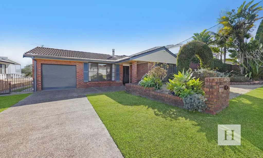 Mannering Park 3房  The Ultimate Family Entertainer - Pool, Spa And Lake Views