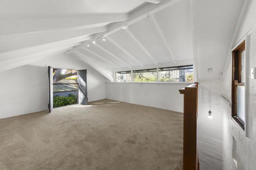 'The Stables' - Dual level home in ultra convenient location