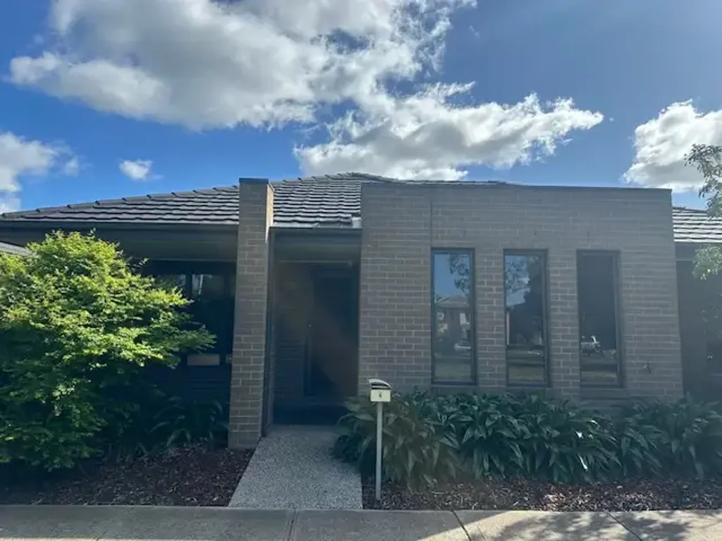 BEAUTIFULLY PRESENTED HOME OVERLOOKING PARKLAND