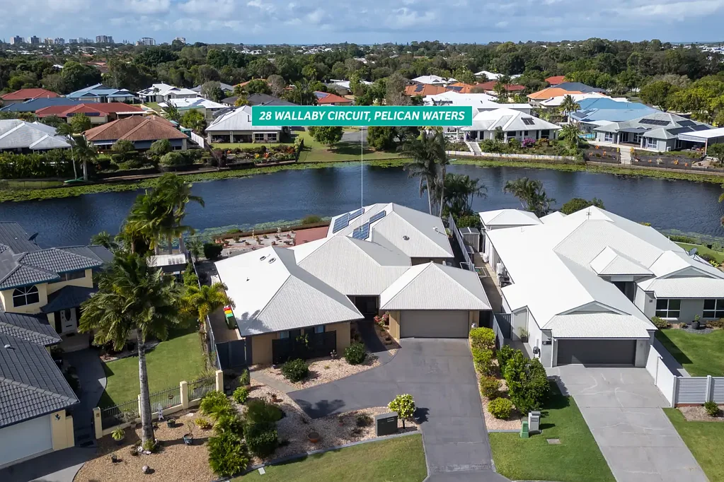Pelican Waters 4房  A Beautifully Loved Waterfront Home with Breathtaking Lake Views
