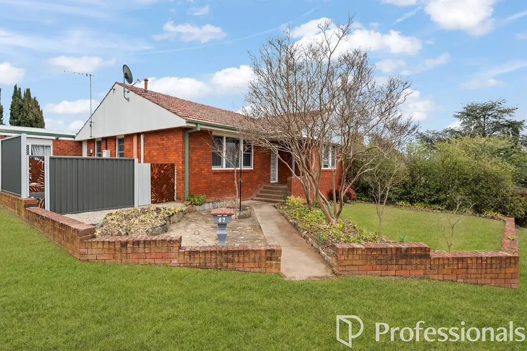 West Bathurst 3બેડરૂમ Charming Brick Home on Corner Block – Minutes from Bathurst CBD