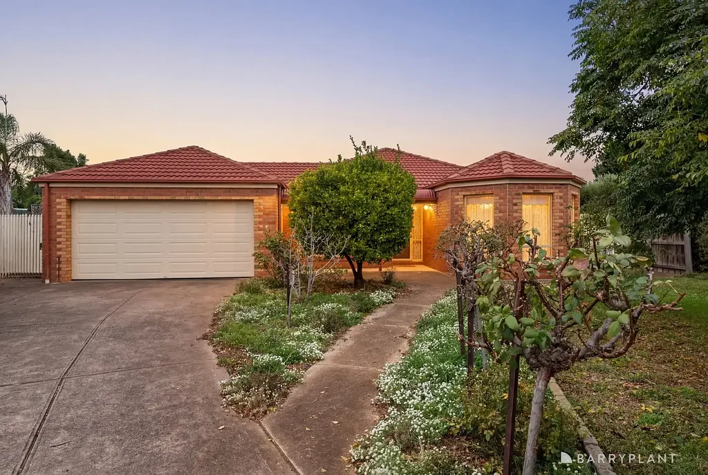 Melton West 3房 Westlakes Estate宽地 1364㎡地块 三卧套房 主卧独卫 多功能空间 宁静后院 成熟花园 家长首选 Character, Space & Endless Potential on 1364m2 (Approx.) Allotment!