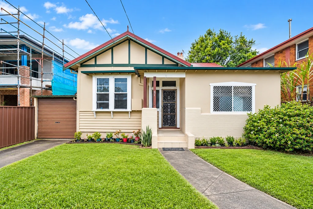 Campsie 4कमरा Spacious North-Facing Family Home on 615m² – 4 or 5 Bedroom House 
Prime Campsie Location