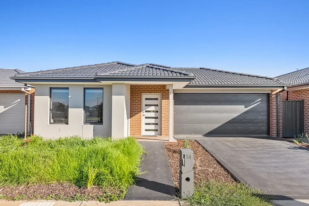 Fully Furnished 5-Bedroom Family Home with 5 Bathrooms & Double Garage