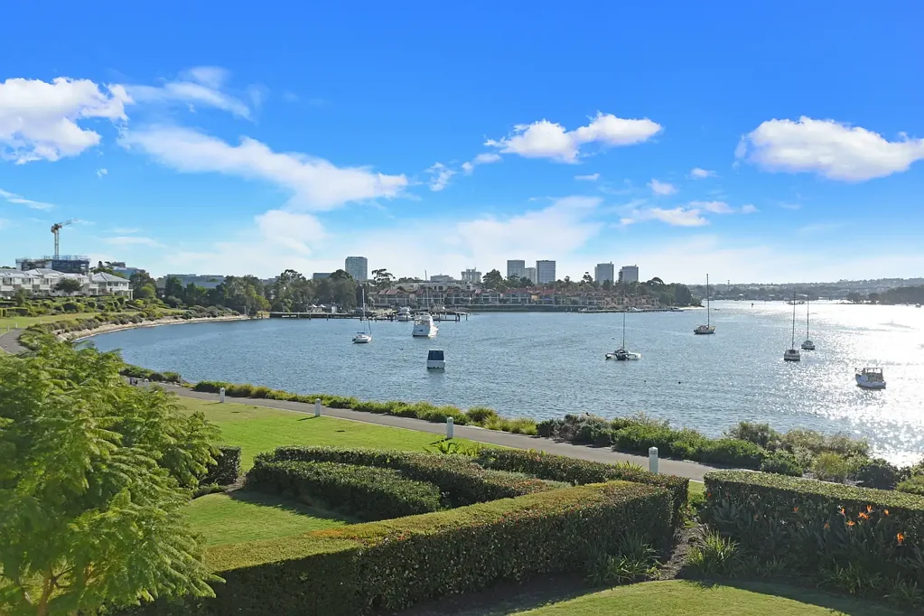 Prestigious Waterfront Harbour Manor on Peninsula Drive