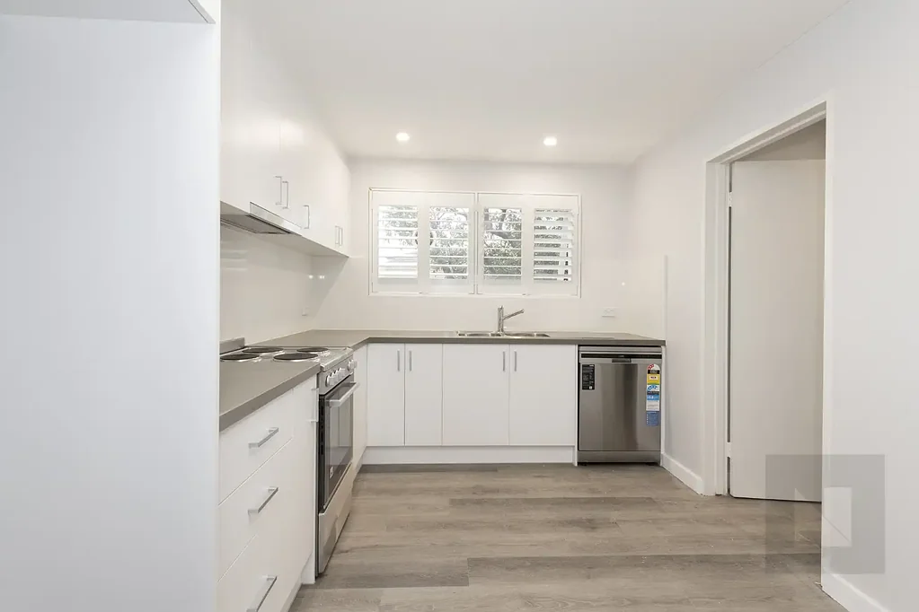 NEWLY RENOVATED 2 BEDROOM GROUND FLOOR APARTMENT!
