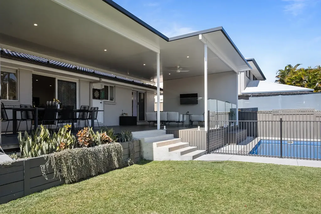 Capalaba 3chambre RENOVATED FAMILY OASIS WITH AN INCREDIBLE OUTDOOR ENTERTAINING PRECINCT