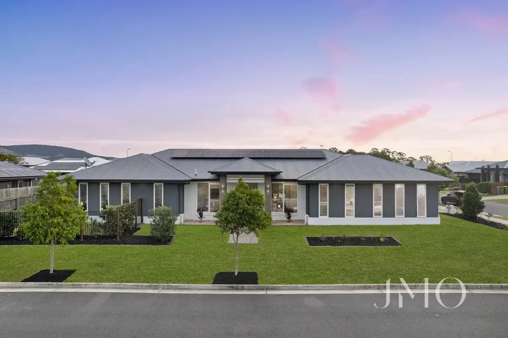 STYLISH 5 BEDROOM FAMILY HOME