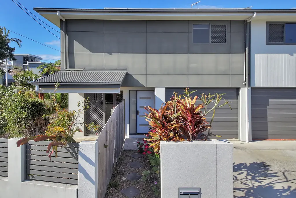 MODERN TOWNHOME - FOUR BEDROOMS - MT GRAVATT HIGH CATCHMENT