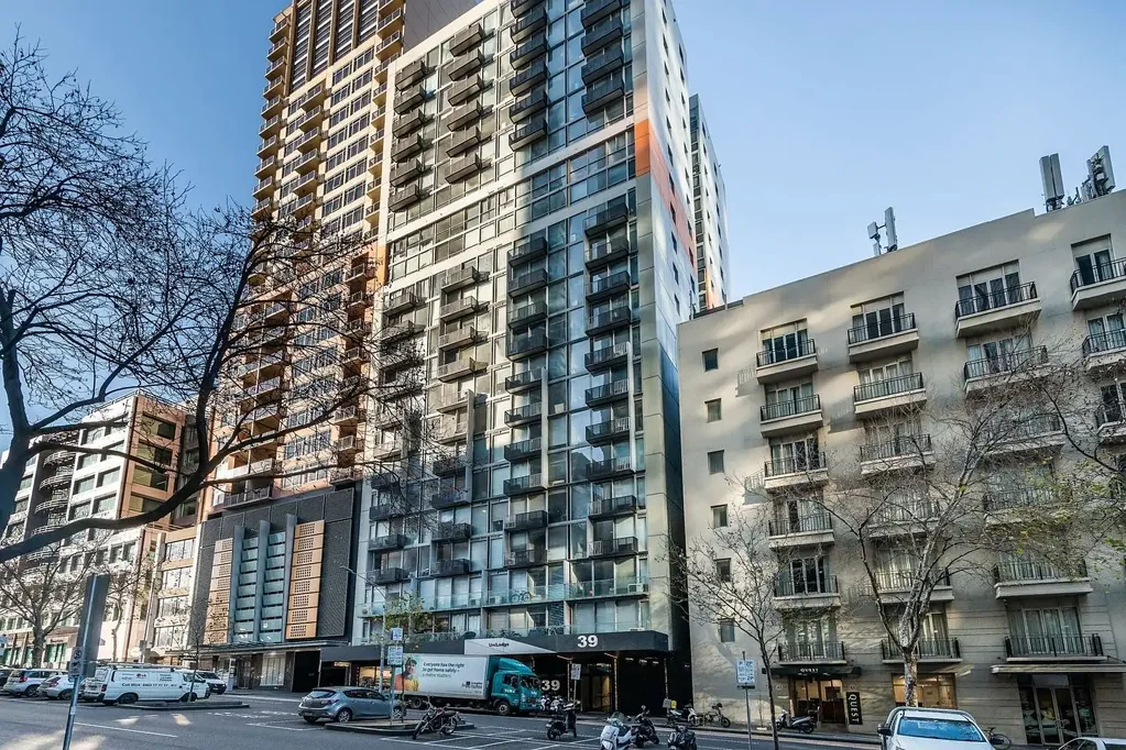 Furnished Studio Apartment in Prime Lonsdale Street Location
