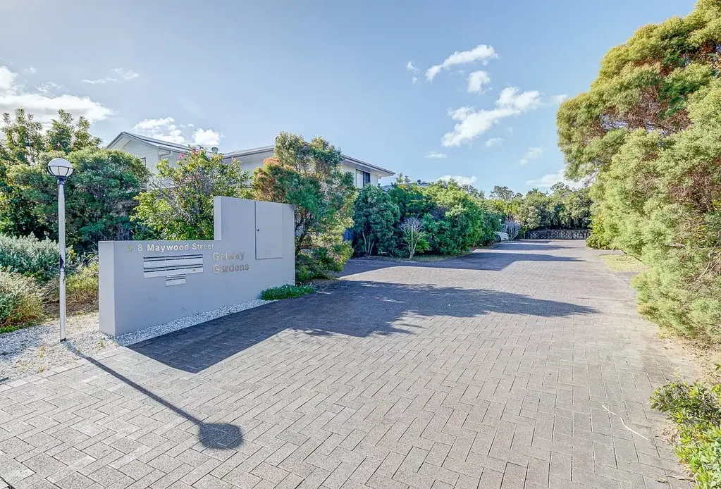 LARGE PRIVATE TOWNHOUSE WITH AIR-CONDITIONING!