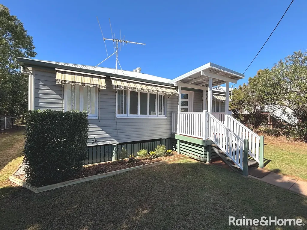 Kingaroy 3房  Freshly Renovated Charmer - Walk to Town, Full of Space & Style