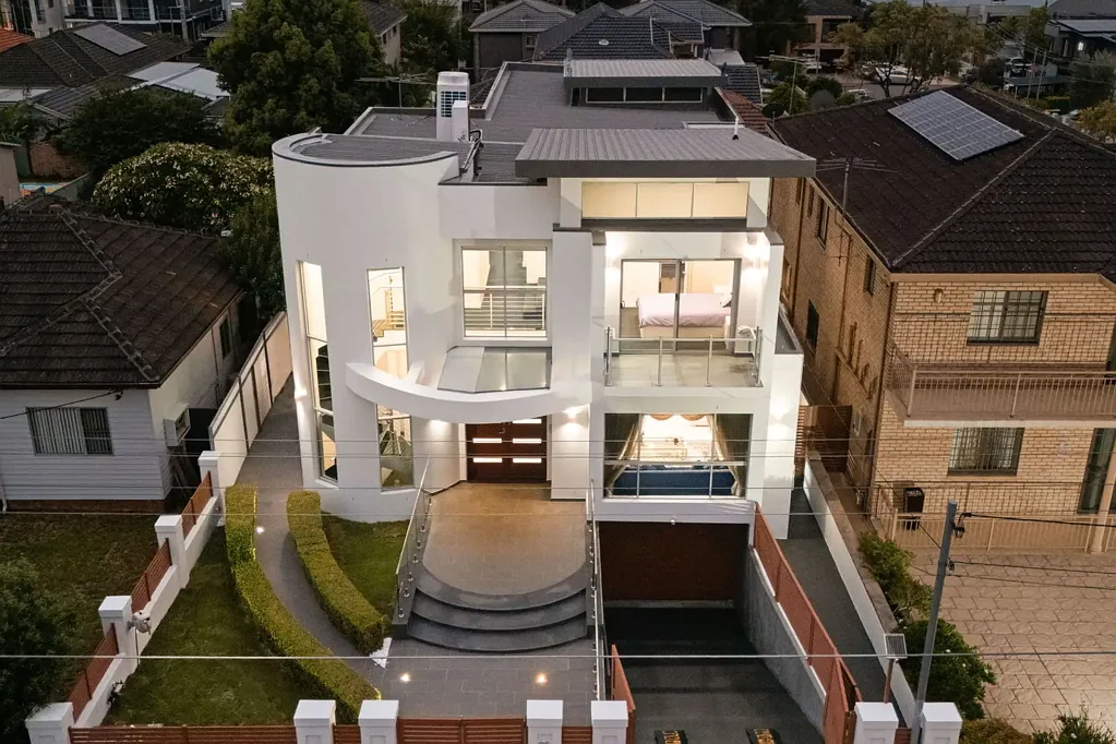 Greenacre 6Kwarto Striking architectural home with granny flat and basement parking of statement, scale and sophistication