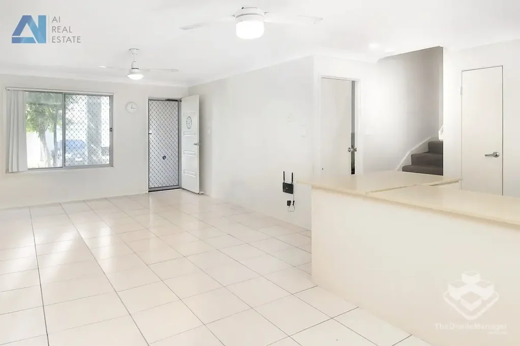 Three Bedrooms Townhouse in Loganlea�s Heart