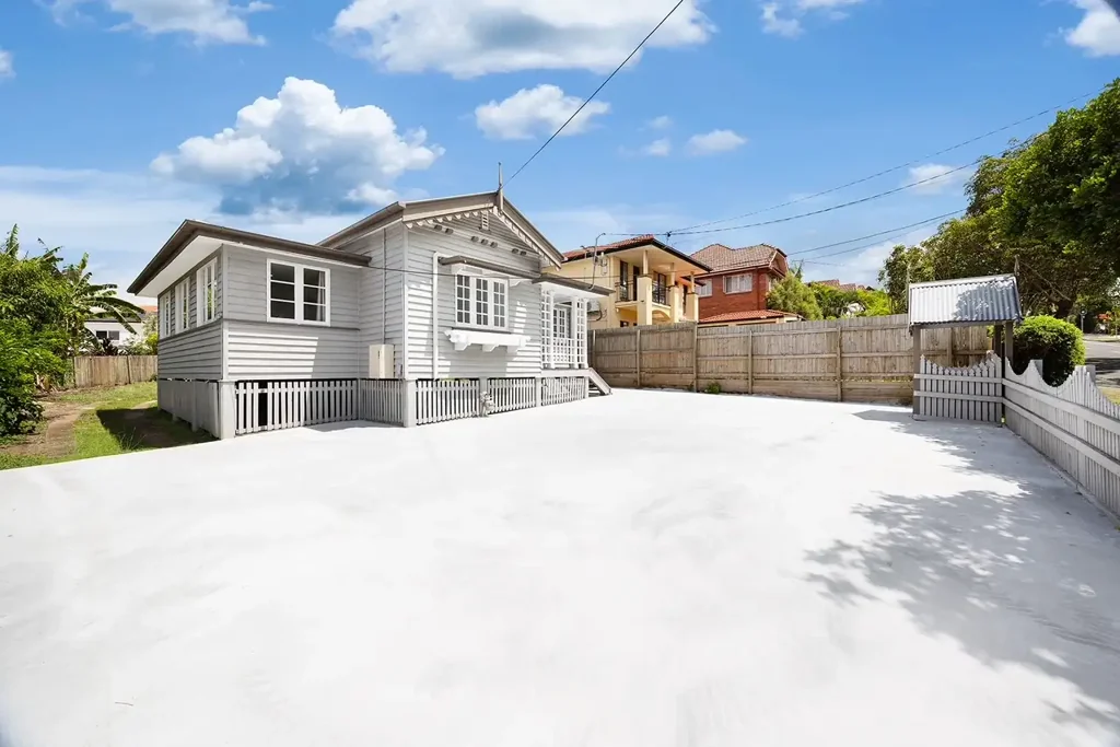 St Lucia 4ห้องนอน Renovated Character Home Offering Style, Space and Exceptional Parking in Prestigious St Lucia!