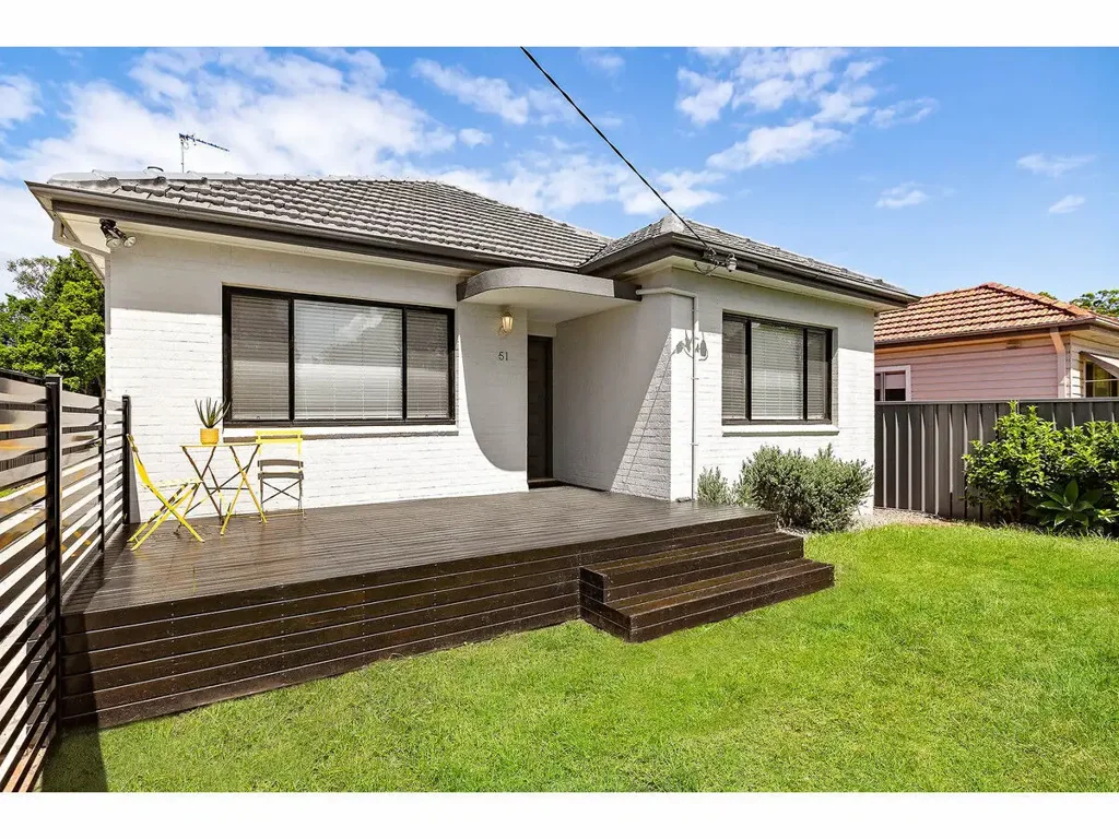 MODERN FAMILY LIVING IN LEAFY NEW LAMBTON LOCATION