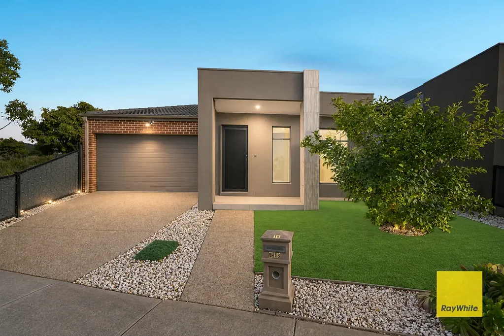 Tarneit 3 Bedroom Leave the Car at Home - Walk to Tarneit Gardens Shopping Centre