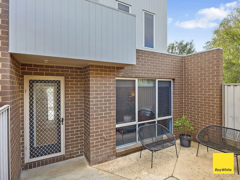 Modern Townhouse Offering Comfort & Convenience