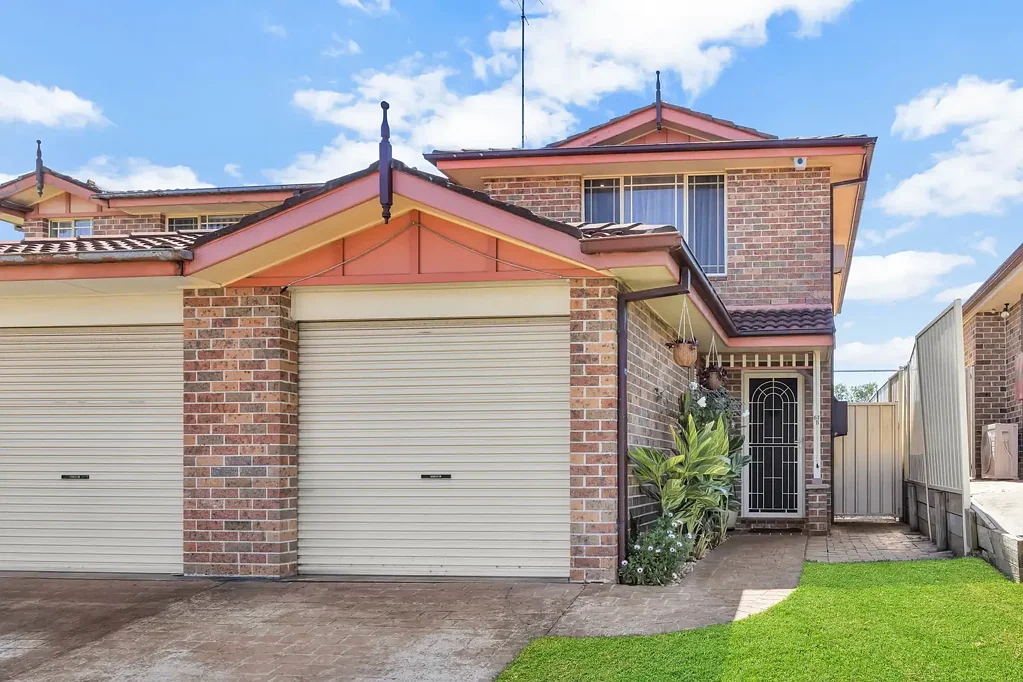 Quakers Hill 3બેડરૂમ Inviting Duplex with Pool, Multiple Living Zones & Exceptional Family Appeal