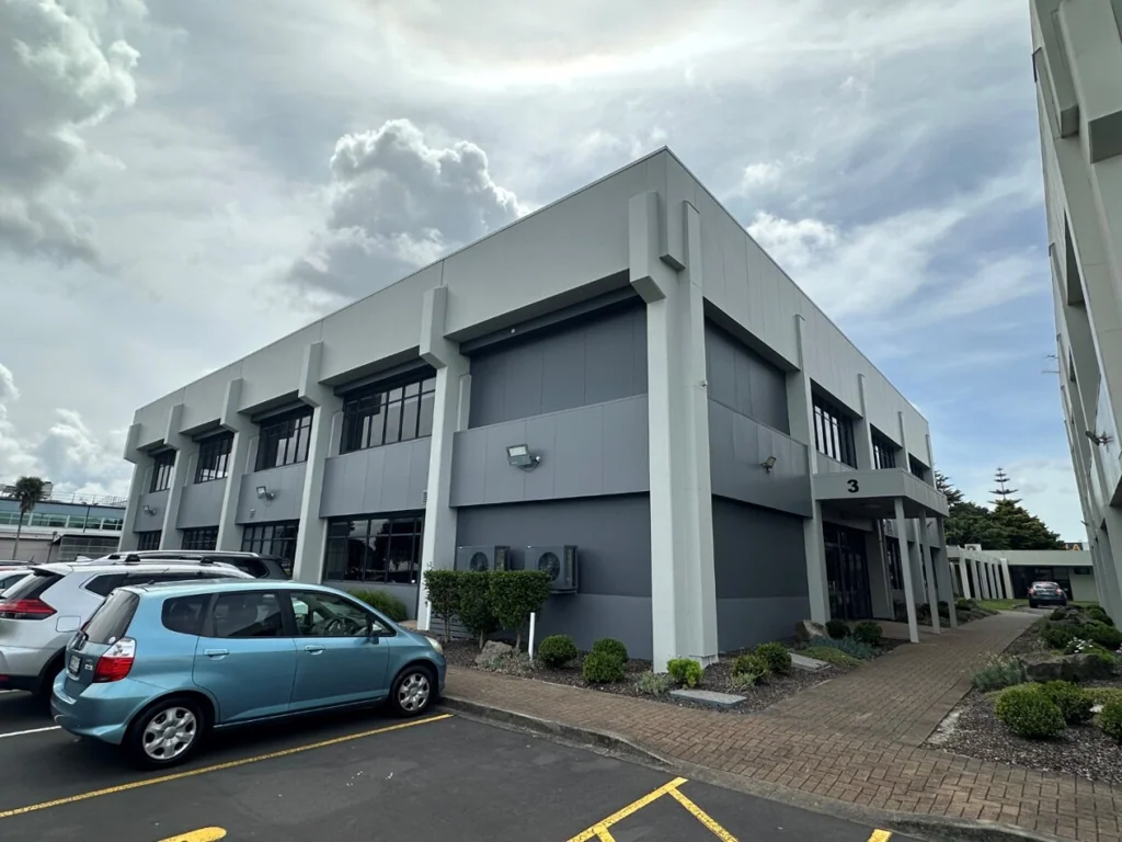 Papatoetoe Full floor Opportunity with Lift Access